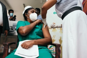 கொரோனா தடுப்பூசிகளை கலந்து போட்டுக்கொண்டால் என்ன நடக்கும்?