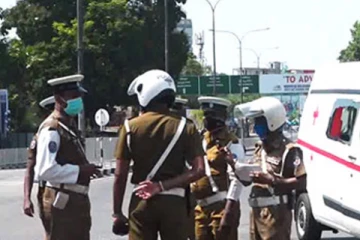 முந்திச் செல்லும் போது ஏற்பட்ட விபத்து ; லொறியில் சிக்கிக்கொண்ட மோட்டார் சைக்கிள் சாரதி பலி