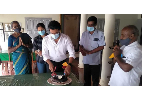 மனைவியுடன் கேக் வெட்டி பிறந்தநாளை கொண்டாடிய நடிகர் சூர்யா - வெளியான புகைப்படம் | Surya Celebrated His Brithday