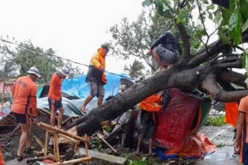 பிலிப்பைன்ஸை தாக்கிய சக்திவாய்ந்த புயல்: இரண்டு பேருக்கு நேர்ந்த சோகம்!