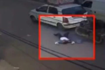 200 மீட்டர் சாலையில் தரதரவென இழுத்து செல்லப்பட்ட பெண்! பதறவைக்கும் வீடியோ