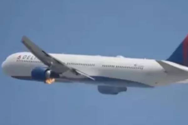 வெளிநாடொன்றில் நடுவானில் திடீரென தீப்பிடித்த விமானம் | Plane Suddenly Catches Fire In Mid Air
