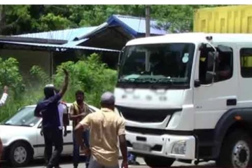 විරෝධතාව මැදින් ගමන් ගැනීමට ගිය මත්පැන් ලොරියකට සිදු වූ දේ...(VIDEO)