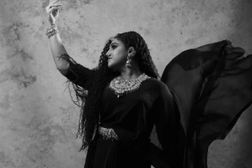 என்ன சிம்ரன் இதெல்லாம்? போட்டோஷூட்டால் முகம் சுளிக்க வைத்த வாரிசு நடிகை.. வறுத்தெடுக்கும் நெட்டிசன்கள்