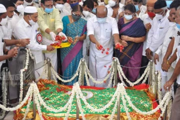 காயிதே மில்லத் நினைவிடத்தில் அதிமுகவினர் மலர் தூவி மரியாதை!