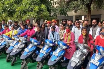 +2-வில் அதிக மதிப்பெண்: 35,775 மாணவர்களுக்கு பரிசாக ஸ்கூட்டர் தரும் அரசு