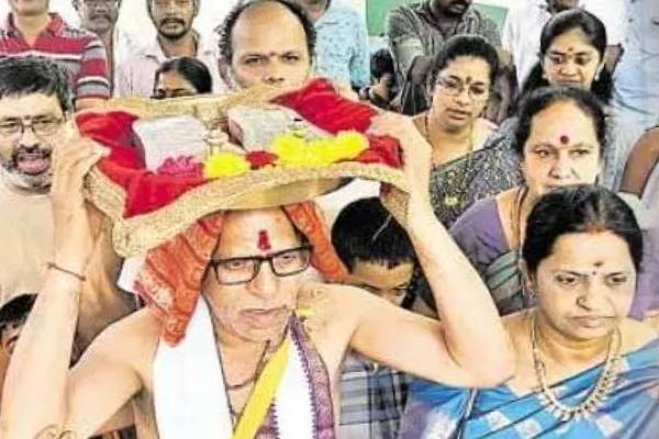 ராமருக்கு தங்க காலனி - அயோத்திக்கு 8,000 கி.மீ. பாதயாத்திரை செல்லும் 64 வயது அதிகாரி | 64 Year Old Devotee On A Padayatra To Ayodhi