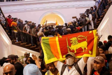 ජනපති කාර්යාලයට මුලින්ම පැන්න අරගල කරුවාට අද සිදු වූ දේ..