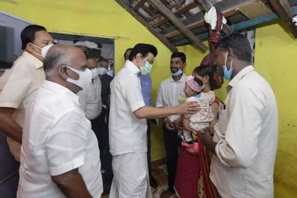 இலங்கை தமிழர் முகாமையில் முதல்வர் செய்த நெகிழ்ச்சி செயல்! வைரலாகும் புகைப்படம் | Tn Cm Visit Srilankan Tamil Rehabilitation Camp