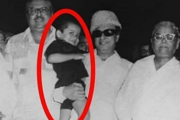 இந்த புகைப்படத்தில் எம்.ஜி.ஆர் தூக்கி வைத்திருக்கும் சிறுவன் யார் தெரியுமா? தமிழ் சினிமாவின் முன்னணி ஹீரோ