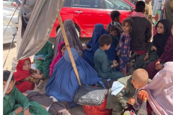 யாரும் வெளியேற வேண்டாம்! பாகிஸ்தான் எல்லையில் கெஞ்சும் தாலிபான்கள் ..வைரலாகும் புகைப்படம் | Taliban Stops Afghan People In Pakistan Border