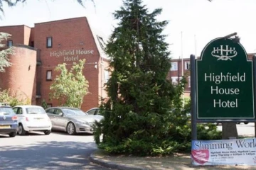 බ්‍රිතාන්‍ය හෝටලයක දී නිරුවත පෙන්වූ ශ්‍රී ලාංකිකයෙක්ට වැඩ වරදී