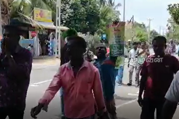 போராட்டகளமாக மாறிய இலங்கை: அரசாங்கத்திற்கு எதிராக வீதிக்கு இறங்கிய மக்கள் (Photos) | Protest In Tricomalee