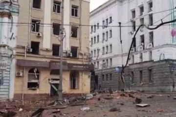 ரஷ்யாவின் கொடூர தாக்குதல்: இடிபாடுகளுக்கு மத்தியில் சிக்கியுள்ள குழந்தை!