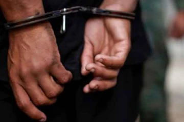 අයිස් සමඟ තරුණයෙක් කොටු වෙයි