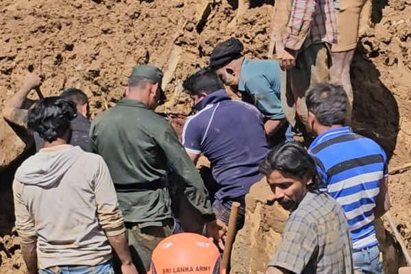 இலங்கையை உலுக்கிய பேரிடர்; கையில் பென்சிலுடன் புதைந்துபோன சிறுவன்; பொலிஸ் அதிகாரியின் வேதனை பதிவு | Student With Pencil In Hand Welimada Land Slide இலங்கையை உலுக்கிய பேரிடர்; கையில் பென்சிலுடன் புதைந்துபோன சிறுவன்; பொலிஸ் அதிகாரியின் வேதனை பதிவு | Student With Pencil In Hand Welimada Land Slide