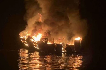 கடலில் தீப் பிடித்து எரிந்த நெடுநாள் மீன்பிடி படகுகள்