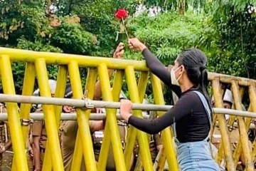 போராட்டக்களத்தில் பொலிஸாருக்கு ரோஜாப் பூ கொடுத்த இளம் யுவதி! நெகிழ்ச்சியான பதிவு