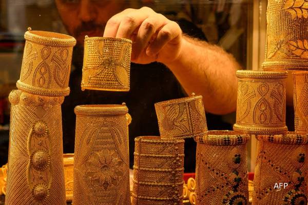 அமெரிக்க வரிகளால் ஏற்படும் நிச்சயமற்ற தன்மை... தங்கத்தின் விலை மீண்டும் உச்சம் | Gold Climbs To Three Week High