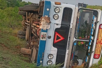 யாழில் பாரிய விபத்து: பயணிகளுடன் குடைசாய்ந்த பேருந்து (படங்கள்)