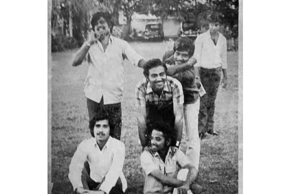 ரஜினி தனது நண்பர்களுடன் எடுத்துக்கொண்ட பழைய புகைப்படம், எப்படி உள்ளார் பாருங்க | Raj Ni Old Pic Wit Fri Ends