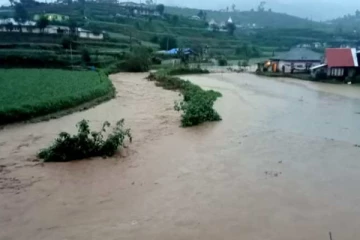 சீரற்ற காலநிலை காரணமாக பாதிக்கப்பட்ட குடும்பங்களுக்கு இழப்பீடு