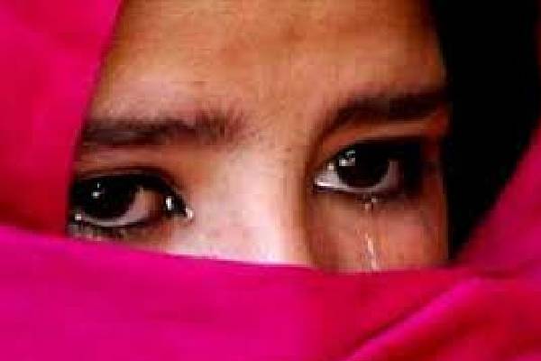 பதினைந்து வயது மகளுக்கு தந்தையால் நேர்ந்த கொடூரம் | Fifteen Year Old Daughter Brutalized By Her Father