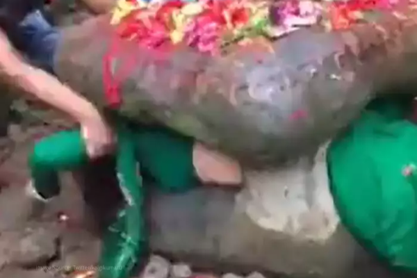 இது தேவையா? பாறைக்குள் ஏடாகூடமாக சிக்கிய பெண் - விழி பிதுங்க வைத்த பக்தி முத்தி காட்சி | Viral Video World Funny