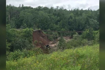 கனடாவில் வெள்ளத்தில் அடித்துச் செல்லப்பட்ட ரயில் பாதை