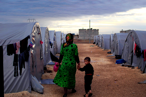 உலகம் முழுவதும் அகதிகளாக இடம் பெயர்ந்தவர்கள் எண்ணிக்கை  இவ்வுளவா ? : ஐ.நா வெளியிட்ட அதிச்சி அறிக்கை | Un Refugee Agency Displaced Tops 100 Million