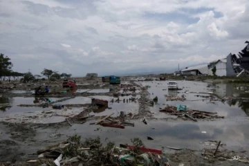 இந்தோனேசியாவை உலுக்கிய சக்தி வாய்ந்த நிலநடுக்கம்... சுனாமி பீதியில் மக்கள்