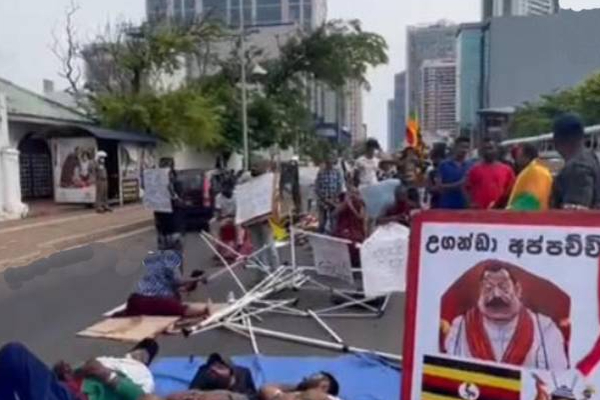 அலரிமாளிகைக்கு முன் நடுவீதியில் ஆர்ப்பாட்டத்தில் ஈடுபட்டுள்ள மக்கள்! | People Protesting Pm Mahinda House Middle Street