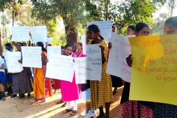 கிளிநொச்சியில் ஆசிரிய பற்றாக்குறையை நிவர்த்தி செய்ய கோரி பெற்றோர்கள் கவனயீர்ப்பு போராட்டம்