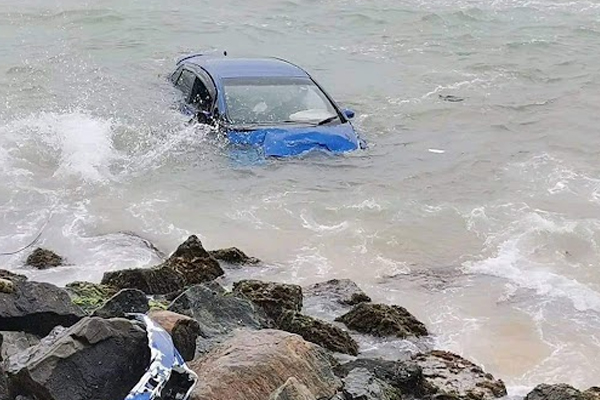 சாரதி தூங்கியதால் கடலில் வீழ்ந்த கார்!(Photos) | A Car That Fell Into The Sea In Vellamadam Area