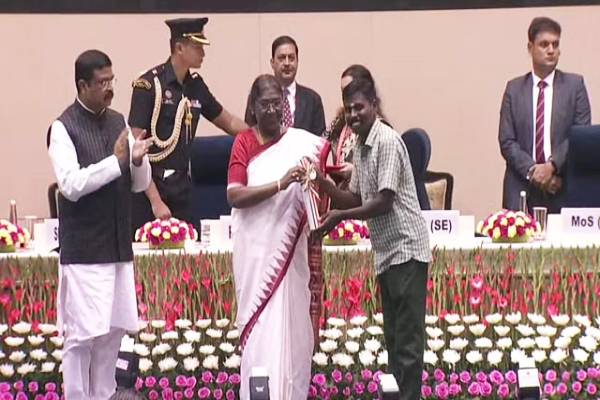 மாணவன் போல சீருடையில் வந்து குடியரசு தலைவரிடம் விருது பெற்ற தமிழக ஆசிரியர் | Come In Uniform And Award Winning Tn Teacher