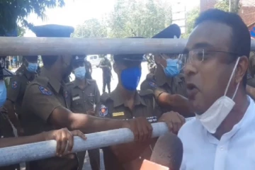 ஐக்கிய மக்கள் சக்தியினர் கொழும்பில் ஆர்ப்பாட்டம்:பொலிஸாருடன் வாக்குவாதம்