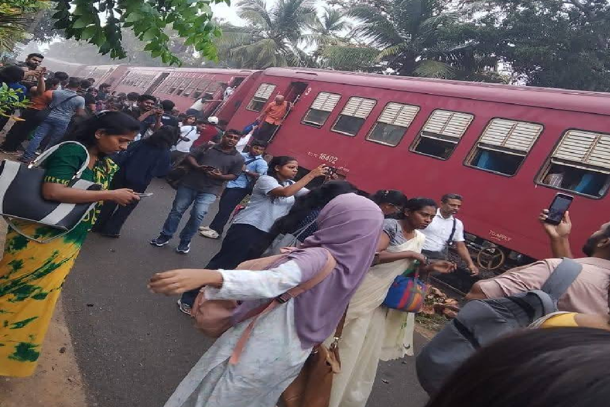 இன்று காலை இடம்பெற்ற அசம்பாவிதம்; பயணிகள் பலர் காயம் | Sagarika Train Derailed In The Wadduwa