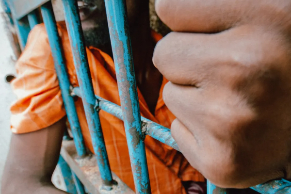 மரத்தில் இருந்து விழுந்த கைதி உயிரிழப்பு | Prisoner Dies After Falling From Tree