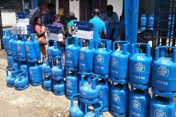 நாட்டை வந்தடைந்த எரிவாயு தாங்கிய கப்பல் ! | Ship Carrying Litro And Laufs Gas Arrives In Sl