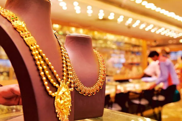 புதிய உச்சம் தொட்ட தங்கம் விலை; நகைபிரியர்கள் ஷாக்! | Chennai Gold Prices Reach A New High 1 Lak புதிய உச்சம் தொட்ட தங்கம் விலை; நகைபிரியர்கள் ஷாக்! | Chennai Gold Prices Reach A New High 1 Lak