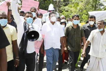 ஹம்பாந்தோட்டையிலும் வெடித்தது போராட்டம்: கொடும்பாவியும் எரிப்பு