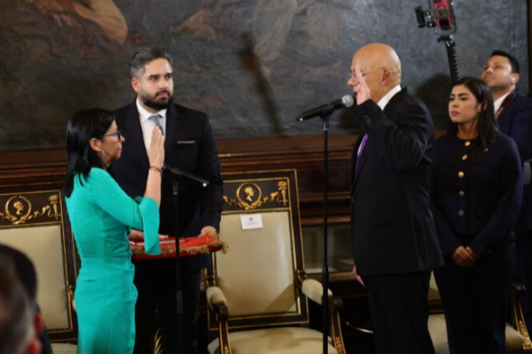 வெனிசூலாவின் இடைக்கால ஜனாதிபதியாக பதவியேற்றார் டெல்சி ரோட்ரிக்ஸ் | Delcy Sworn In As Interim President Of Venezuela