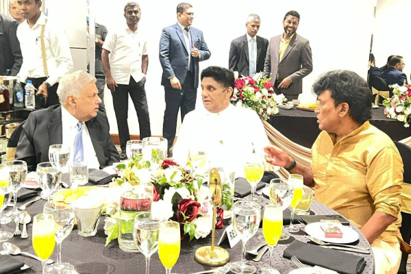 கொழும்பில் இரவு விருந்துபசாரத்தில் ஒன்றுக்கூடிய ரணில், சஜித், நாமல் உள்ளிட்ட பலர் | Ranil And Sajith Meet In Colombo Banquet