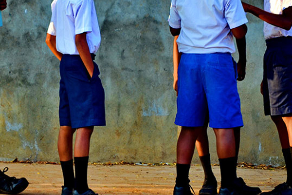 தந்தையால் தாக்கப்பட்டு நான்கு மாணவர்கள் காயம்! | Four Students Attacked By Their Father