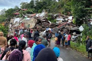 பதுளையில் மண்ணுக்குள் புதையுண்டவர் சடலமாக மீட்பு; மூவர் மாயம்