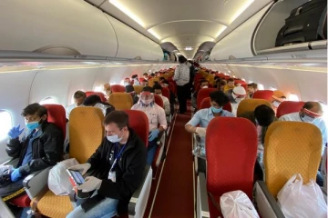 விமானத்தில் பயணிகள் முன்பு மலம் மற்றும் சிறுநீர் கழித்த நபர்