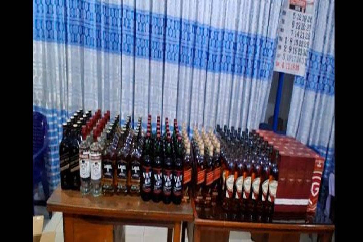 விசேட அதிரடிப்படைக்கு கிடைத்த இரகசிய தகவல் : கட்டுநாயக்காவில் உள்ள வீட்டில் கைப்பற்றப்பட்ட பொருட்கள் | Two Cars And 156 Bottles Of Foreign Liquor Seized