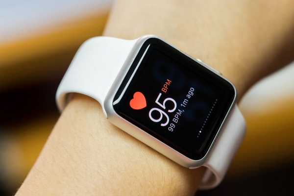 நடுவானில் பெண் பயணிக்கு மூச்சு திணறல் - ஆப்பிள் வாட்ச் மூலம் காப்பாற்றிய டாக்டர்! - தமிழ்நாடு