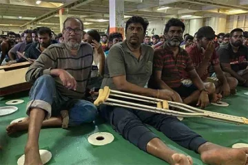 இலங்கைத் தமிழர்களே கப்பலில் இருந்து மீட்பு(படங்கள்)