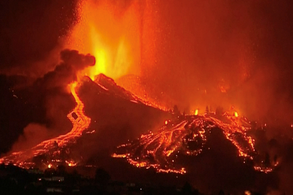 ஸ்பெயினில் வெடித்துச் சிதறும் எரிமலை - மக்கள் அலறி அடித்துக் கொண்டு ஓட்டம் - பணிகள் தீவிரம் | World Viral News